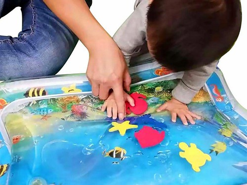 משחק מים מתנפח לתינוקות עם דגים להנאה והתפתחות התינוק